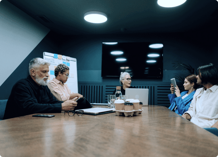 managers discussing it services around a boardroom table